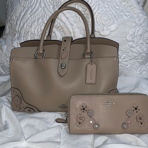 Sold Coach tea rose mercer 🖤